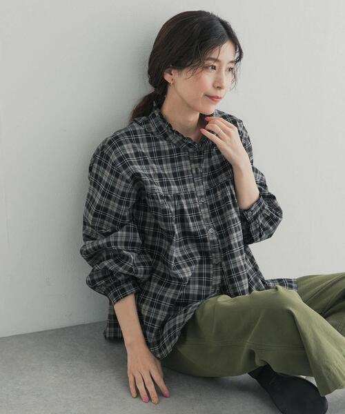 URBAN RESEARCH DOORS（アーバンリサーチドアーズ）の「フリルネックチェックブラウス 26AW（シャツ/ブラウス・レディース・ベージュ系その他/ブラック系その他・FREE）」の2枚目の写真