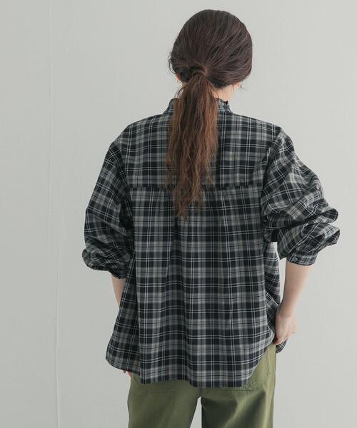 URBAN RESEARCH DOORS（アーバンリサーチドアーズ）の「フリルネックチェックブラウス 26AW（シャツ/ブラウス・レディース・ベージュ系その他/ブラック系その他・FREE）」の5枚目の写真
