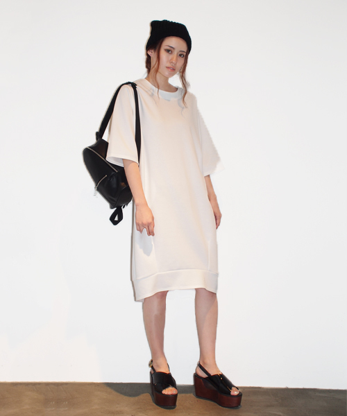 MURUA（ムルーア）の「ルーズコクーンワンピース（ワンピース・レディース・キャメル/ブラック/ホワイト/グリーン・FREE）」の2枚目の写真