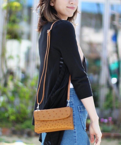 sankyo shokai（サンキョウショウカイ）の「オーストリッチ レザーお財布ショルダー（ショルダーバッグ・レディース・ブラック/アイボリー/ピンクベージュ/ボルドー/キャメル/ピンク/インディゴブルー/ブルー/ダークグリーン/レッド/ダークブラウン/ブラウン/クリーム/ライム・FREE）」の18枚目の写真