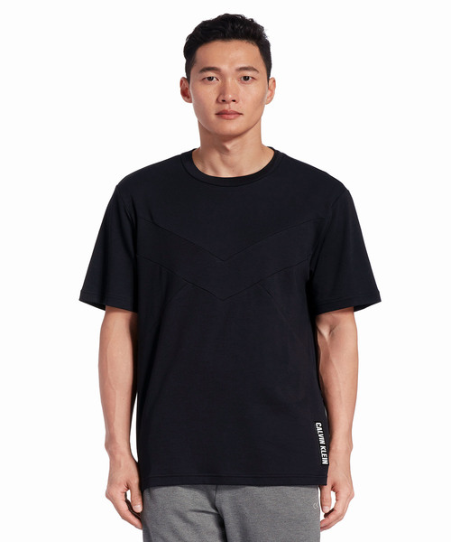 CALVIN KLEIN PERFORMANCE(カルバンクラインパフォーマンス)の「【ブランド公式】PERFORMANCE レトロパッチワーク Tシャツ(Tシャツ/カットソー・メンズ・レッド/ブラック・X-SMALL/MEDIUM/LARGE/X-LARGE/M/SMALL)」の2枚目の写真