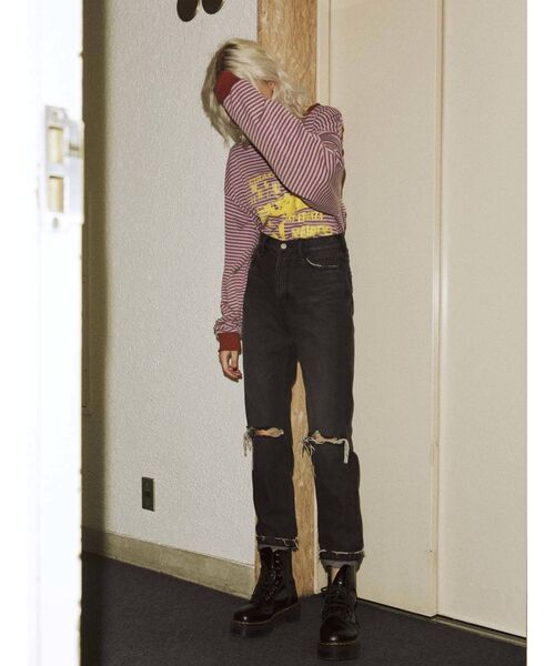 jouetie（ジュエティ）の「ベーシックダメージボーイズデニム（デニムパンツ・レディース・ライトブルー/ブラック・SMALL/MEDIUM）」の13枚目の写真