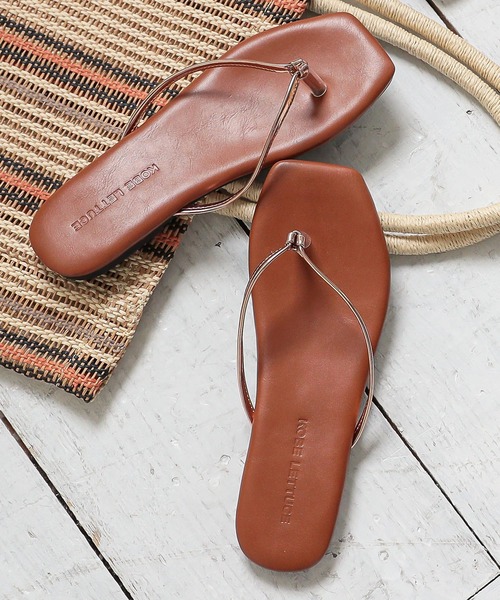 KOBE LETTUCE(コウベレタス)の「スクエアトゥトングサンダル(サンダル・レディース・ゴールド/パイソン/ブラック/ピンク/アイボリー・S/M/L/LL)」の4枚目の写真