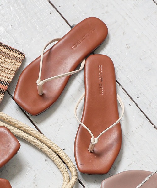 KOBE LETTUCE(コウベレタス)の「スクエアトゥトングサンダル(サンダル・レディース・ゴールド/パイソン/ブラック/ピンク/アイボリー・S/M/L/LL)」の2枚目の写真