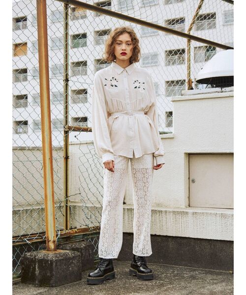 jouetie（ジュエティ）の「フラワーシャツ＆レースパンツ（シャツ/ブラウス・レディース・ブラック/ブルー/アイボリー・MEDIUM）」の6枚目の写真