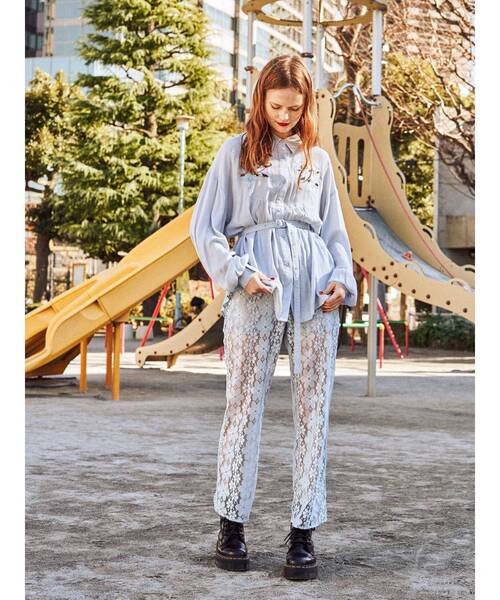 jouetie（ジュエティ）の「フラワーシャツ＆レースパンツ（シャツ/ブラウス・レディース・ブラック/ブルー/アイボリー・MEDIUM）」の7枚目の写真