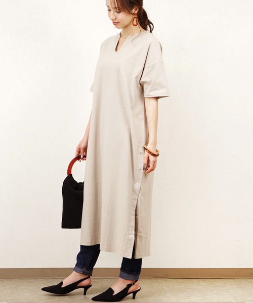 Fizz(フィズ)の「【Fizz/フィズ】 キーネックスリットロング半袖ワンピース(ワンピース・レディース・ベージュ/パープル/ブルー/スミクロ・M)」の2枚目の写真