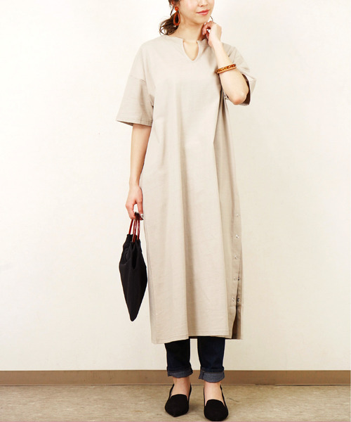 Fizz(フィズ)の「【Fizz/フィズ】 キーネックスリットロング半袖ワンピース(ワンピース・レディース・ベージュ/パープル/ブルー/スミクロ・M)」の13枚目の写真