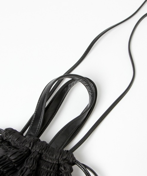 LOWRYS FARM（ローリーズファーム）の「シャーリングキンチャクバッグ　958279（ショルダーバッグ・レディース・ブラック/ダークブラウン/ブルー・FREE）」の4枚目の写真