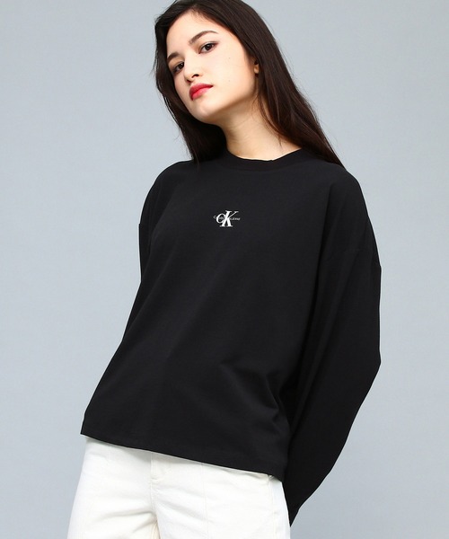 Calvin Klein Jeans(カルヴァンクラインジーンズ)の「AR マイクロ モノグラム ルーズ ロングスリーブ Tシャツ(Tシャツ/カットソー・レディース・ホワイト/ブラック・S/M/L/XS)」の2枚目の写真