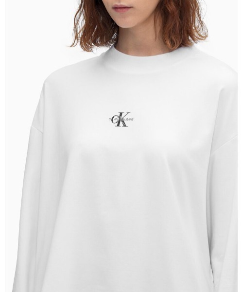 Calvin Klein Jeans(カルヴァンクラインジーンズ)の「AR マイクロ モノグラム ルーズ ロングスリーブ Tシャツ(Tシャツ/カットソー・レディース・ホワイト/ブラック・S/M/L/XS)」の3枚目の写真