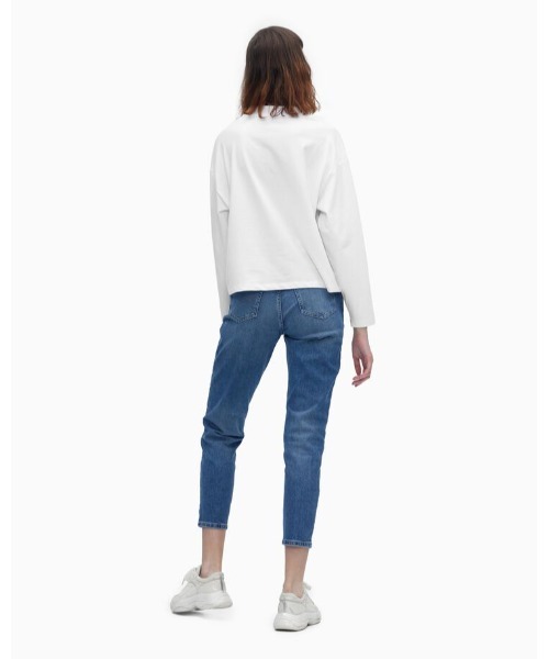 Calvin Klein Jeans(カルヴァンクラインジーンズ)の「AR マイクロ モノグラム ルーズ ロングスリーブ Tシャツ(Tシャツ/カットソー・レディース・ホワイト/ブラック・S/M/L/XS)」の4枚目の写真