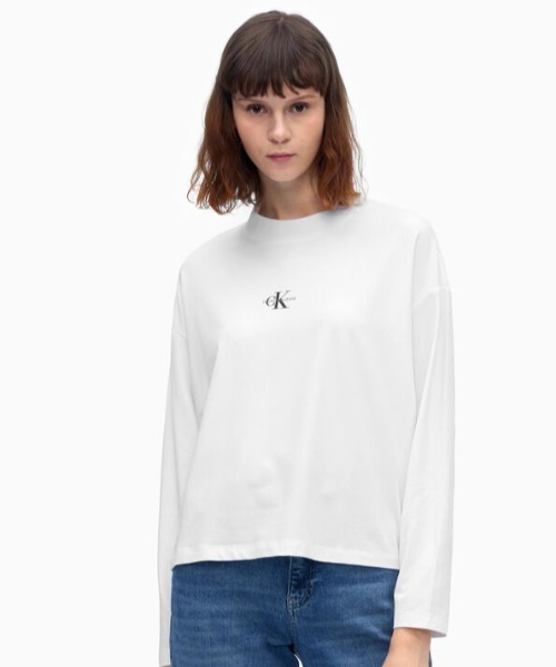 Calvin Klein Jeans(カルヴァンクラインジーンズ)の「AR マイクロ モノグラム ルーズ ロングスリーブ Tシャツ(Tシャツ/カットソー・レディース・ホワイト/ブラック・S/M/L/XS)」の7枚目の写真