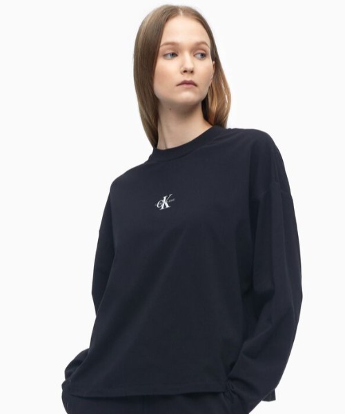 Calvin Klein Jeans(カルヴァンクラインジーンズ)の「AR マイクロ モノグラム ルーズ ロングスリーブ Tシャツ(Tシャツ/カットソー・レディース・ホワイト/ブラック・S/M/L/XS)」の6枚目の写真