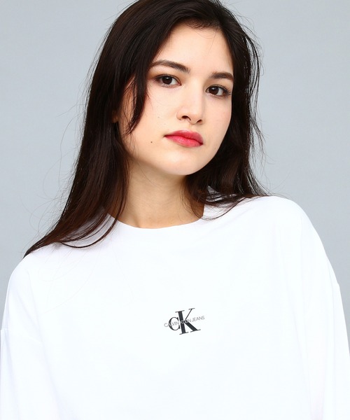 Calvin Klein Jeans(カルヴァンクラインジーンズ)の「AR マイクロ モノグラム ルーズ ロングスリーブ Tシャツ(Tシャツ/カットソー・レディース・ホワイト/ブラック・S/M/L/XS)」の9枚目の写真