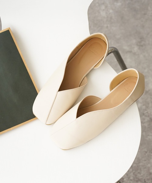 menue（メヌエ）の「サイドカットスクエアトゥパンプス（パンプス・レディース・アイボリー/ブラック/ブラウン・21.5cm/22.0cm/22.5cm/23.0cm/23.5cm/24.0cm/24.5cm/25.0cm/25.5cm/26.0cm）」の2枚目の写真