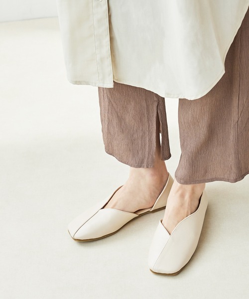 menue（メヌエ）の「サイドカットスクエアトゥパンプス（パンプス・レディース・アイボリー/ブラック/ブラウン・21.5cm/22.0cm/22.5cm/23.0cm/23.5cm/24.0cm/24.5cm/25.0cm/25.5cm/26.0cm）」の4枚目の写真