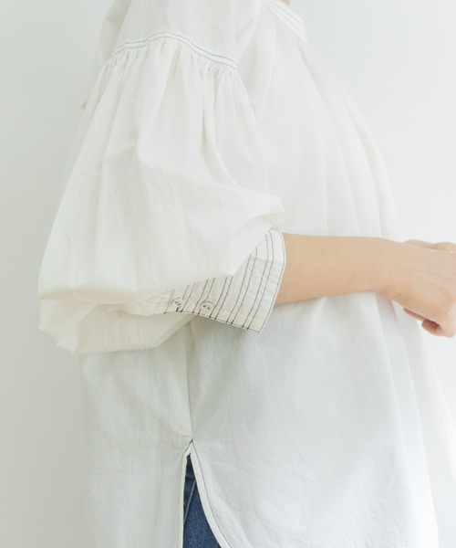 URBAN RESEARCH（アーバンリサーチ）の「配色ステッチパフスリーブBLOUSE（Tシャツ/カットソー・レディース・ブルー系その他/オフホワイト・FREE）」の3枚目の写真