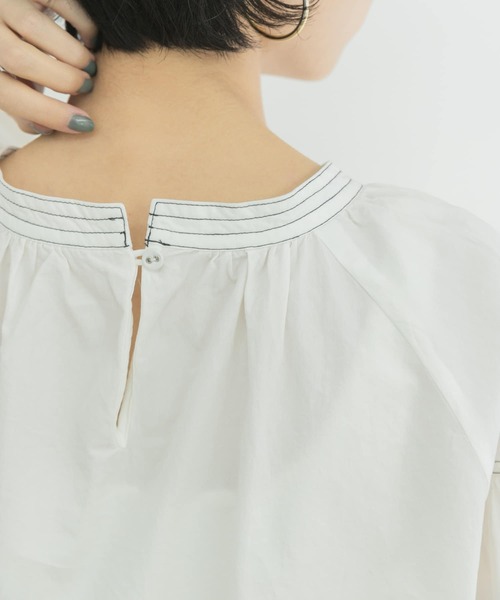 URBAN RESEARCH（アーバンリサーチ）の「配色ステッチパフスリーブBLOUSE（Tシャツ/カットソー・レディース・ブルー系その他/オフホワイト・FREE）」の4枚目の写真