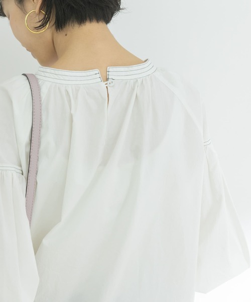 URBAN RESEARCH（アーバンリサーチ）の「配色ステッチパフスリーブBLOUSE（Tシャツ/カットソー・レディース・ブルー系その他/オフホワイト・FREE）」の5枚目の写真