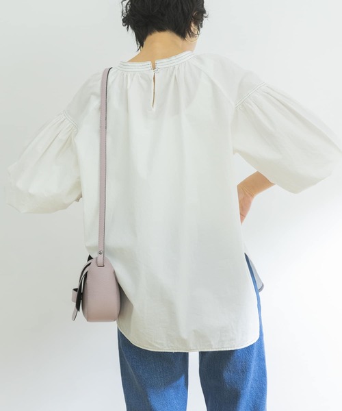 URBAN RESEARCH（アーバンリサーチ）の「配色ステッチパフスリーブBLOUSE（Tシャツ/カットソー・レディース・ブルー系その他/オフホワイト・FREE）」の13枚目の写真