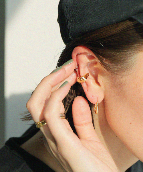 Soierie(ソワリー)の「【Soierie / ソワリー】TERRAZZO EARCUFF:イヤーカフ(イヤーカフ・レディース・シルバー/ゴールド・FREE)」の2枚目の写真