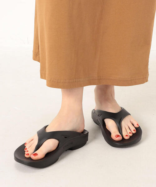 TOMORROWLAND (トゥモローランド)の「OOFOS OOriginal サンダル(サンダル・レディース・ブラック/ライトベージュ・23/24/25)」の3枚目の写真