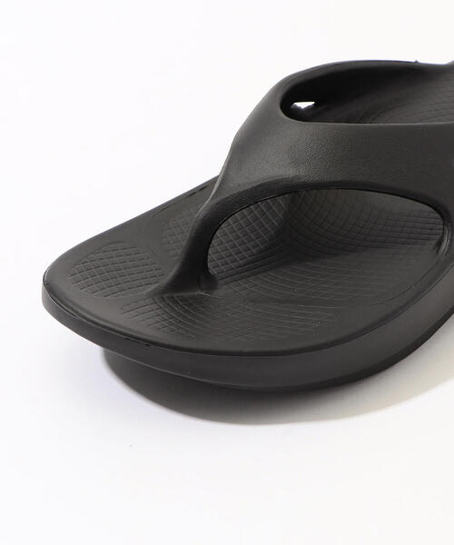 TOMORROWLAND (トゥモローランド)の「OOFOS OOriginal サンダル(サンダル・レディース・ブラック/ライトベージュ・23/24/25)」の7枚目の写真