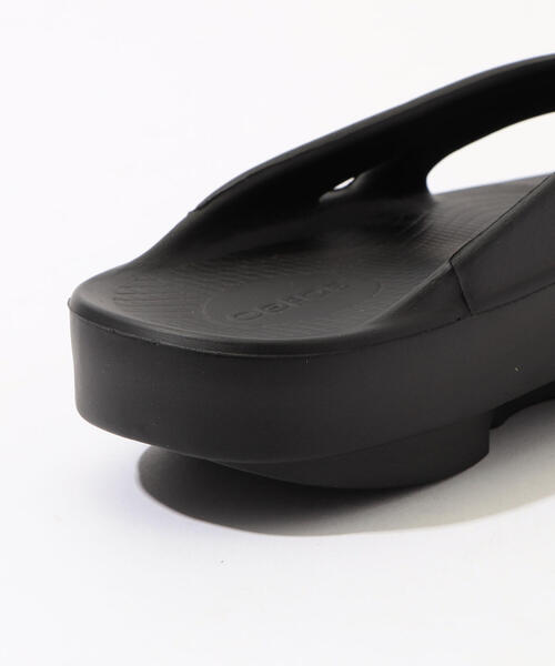 TOMORROWLAND (トゥモローランド)の「OOFOS OOriginal サンダル(サンダル・レディース・ブラック/ライトベージュ・23/24/25)」の8枚目の写真