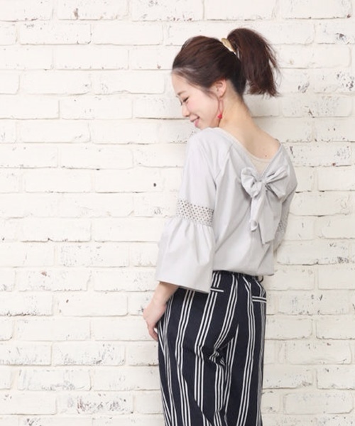 Chico（チコ）の「バックリボンBL（シャツ/ブラウス・レディース・ホワイト/グレー・FREE）」の2枚目の写真