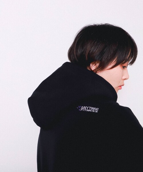 CHARI&CO（チャリアンドコー）の「CHARI&CO × ANYTIME FITNESS / SIX PACK HOODIE（パーカー・メンズ・ブラック・XL/L/M/S）」の4枚目の写真