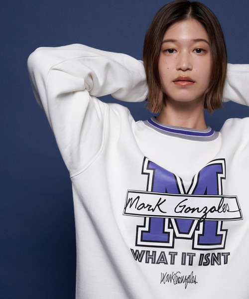 （What it isNt）ART BY MARKGONZALES（ワットイットイズント）の「What it isNt-MG【62322】(ワットイットイズント) アートバイ マークゴンザレス/ラインリブトレーナー（スウェット・メンズ・ホワイト/グレー/ブルー/グリーン・L/XL）」の2枚目の写真