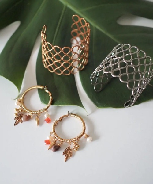 ADER アデル　ラタン バングル・リストバンド　蜂モチーフ ADER（アデル）の「INFINI bangle wide（バングル/リストバンド）」 - WEAR