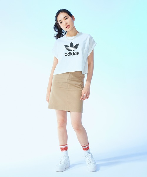 adidas（アディダス）の「アディカラー クラシックス ショート トレフォイルTシャツ / アディダスオリジナルス adidas Originals（Tシャツ/カットソー・レディース・ブラック/パープル/ホワイト/グリーン・SMALL/MEDIUM/LARGE/X-LARGE/XX-LARGE/X-SMALL）」の20枚目の写真