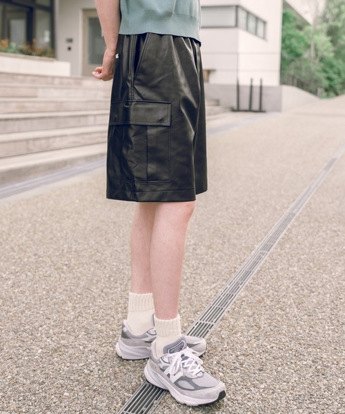 COLIN（コリン）の「COLIN:Peater FAKE LEATHER CARGO SHORTS シンセティックレザー  カーゴ ショーツ（カーゴパンツ・メンズ・ブラック・S/M/L）」の15枚目の写真