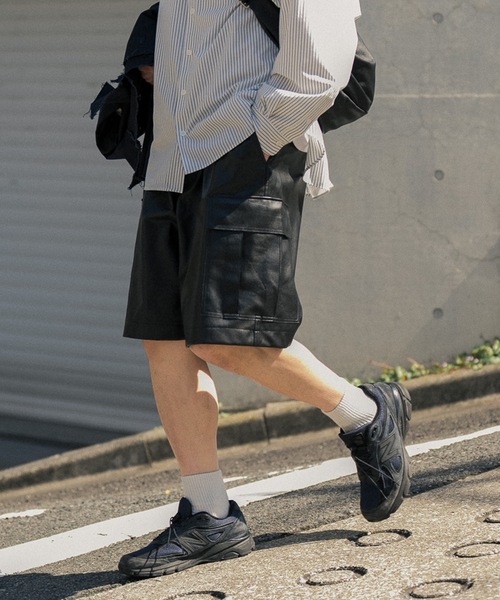 COLIN（コリン）の「COLIN:Peater FAKE LEATHER CARGO SHORTS シンセティックレザー  カーゴ ショーツ（カーゴパンツ・メンズ・ブラック・S/M/L）」の14枚目の写真
