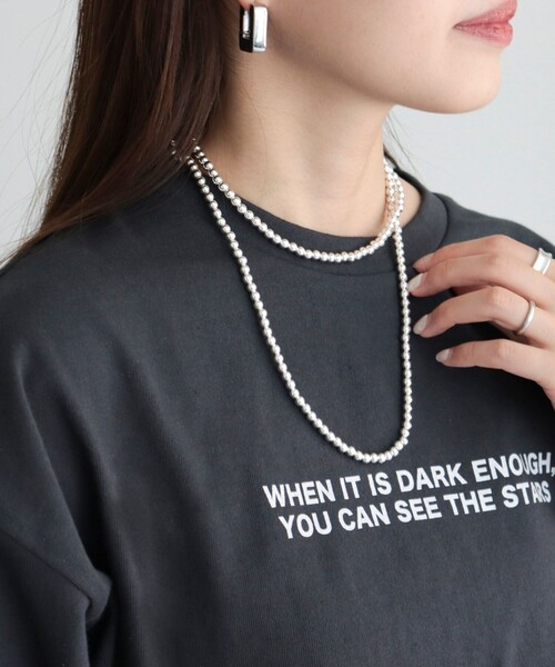 fredy emue（フレディエミュ）の「メタル丸ビーズ軽量ロングネックレス（ネックレス・レディース・シルバー/ゴールド・FREE）」の3枚目の写真