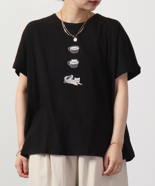 Emago(イマゴ)の「EMAGO 猫カップ刺繍ドルマンT 半袖(Tシャツ/カットソー・レディース・ネイビー/ホワイト/ブラック・FREE)」の2枚目の写真