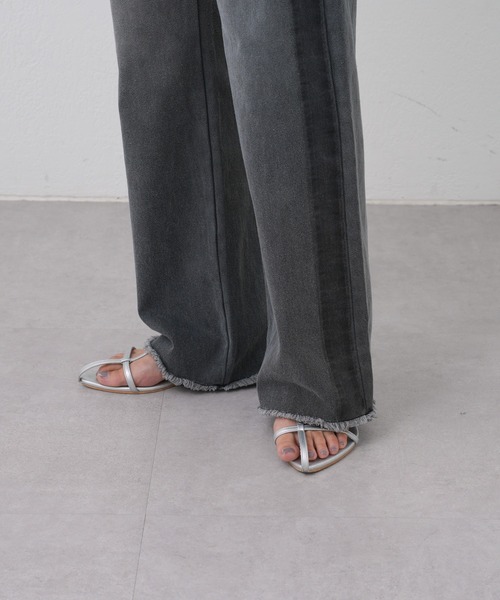 COLONY 2139（コロニートゥーワンスリーナイン）の「ウエストアシメサイドラインデニム（デニムパンツ・レディース・ブルー/ブラック・LARGE/MEDIUM/SMALL）」の11枚目の写真