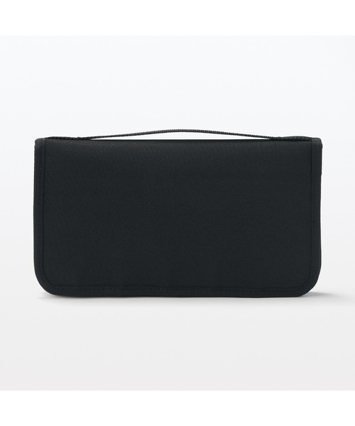 無印良品（ムジルシリョウヒン）の「ポリエステル　パスポートケース　クリアポケット付　黒　約２３．５×１３×２．５ｃｍ（パスポートケース・レディース・ブラック・FREE）」の2枚目の写真