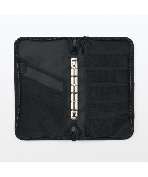 無印良品（ムジルシリョウヒン）の「ポリエステル　パスポートケース　クリアポケット付　黒　約２３．５×１３×２．５ｃｍ（パスポートケース・レディース・ブラック・FREE）」の3枚目の写真