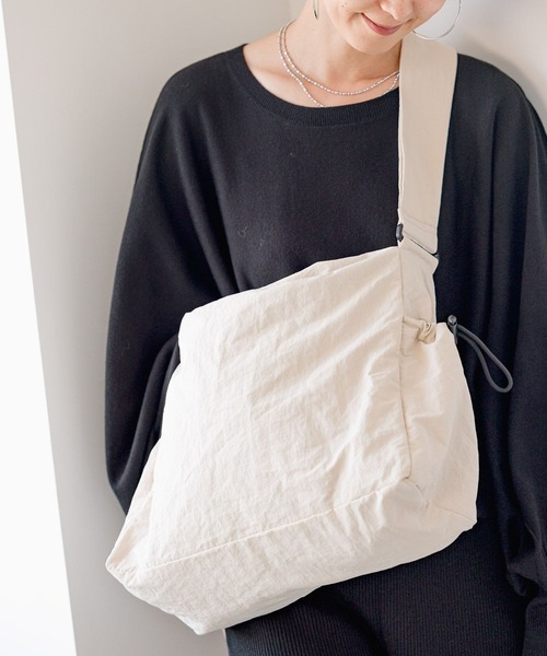 LEPSIM(レプシィム)の「ナイロンドロストショルダー 976568(ショルダーバッグ・レディース・ブラック/グレー/アイボリー・ONE SIZE)」の7枚目の写真