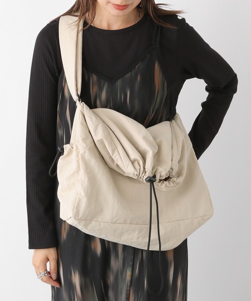 LEPSIM(レプシィム)の「ナイロンドロストショルダー 976568(ショルダーバッグ・レディース・ブラック/グレー/アイボリー・ONE SIZE)」の4枚目の写真