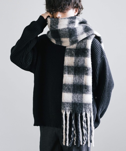 Rocky Monroe（ロッキーモンロー）の「新色追加 モヘアタッチ ボリュームフリンジマフラー 無地/チェック（マフラー・メンズ・ライトイエロー/ブルー/グレー/オフホワイト/チェック/オレンジ/ベージュ/ミント/モカ/ロイヤルブルー/イエロー/ブラウン/レッド/ピンク/ライトブルー/マルチ/ライトピンク/ブラック/カーキ/パープル/イエロー系/オレンジ系/レッド系/ブラウン系1/パープル系/ブルーグリーン/ブラック系/ライトグレー/ベージュ系/ピンク系/ブラウン系/ダークパープル/グリーン/パープル系1/ブラック系1/カラフル/ピンク系1/ブルー系・FREE）」の5枚目の写真