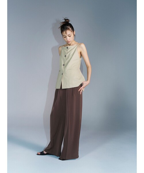 Ray BEAMS(レイビームス)の「RBS / アシンメトリー ベルト ラップパンツ(その他パンツ・レディース・チャコール/ブラウン・1/0)」の1枚目の写真