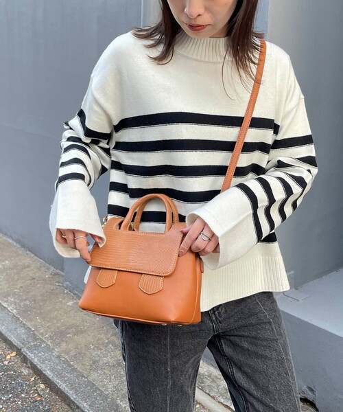 fredy emue(フレディエミュ)の「フラップクロコボストンバッグ(ボストンバッグ・レディース・キャメル/ブラック・FREE)」の4枚目の写真