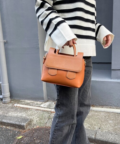 fredy emue(フレディエミュ)の「フラップクロコボストンバッグ(ボストンバッグ・レディース・キャメル/ブラック・FREE)」の7枚目の写真