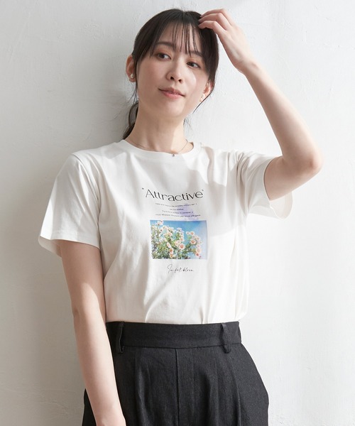 ikka(イッカ)の「【親子コーデ】ロゴフォトプリントT(Tシャツ/カットソー・レディース・ホワイト/チャコールグレー/オフホワイト/ベージュ/ライトブルー/ブラック・S/M/L)」の2枚目の写真