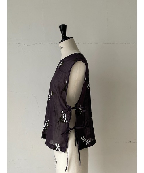 nesessaire(ネセセア)の「ミュゲ(すずらん)エンブロイダリージレ(ベスト・レディース・ベージュ/ネイビー/ライラック・38)」の4枚目の写真