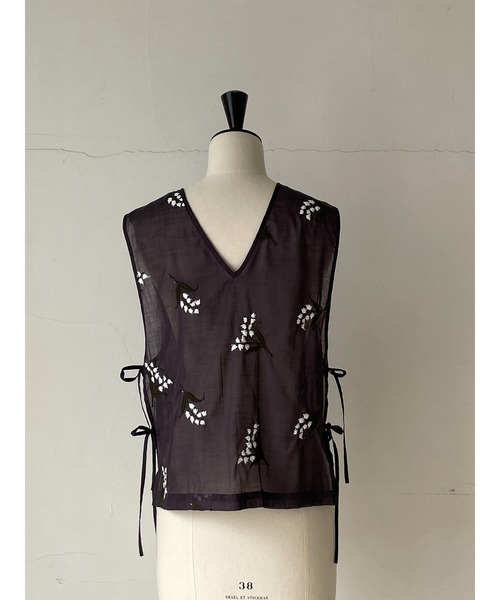 nesessaire(ネセセア)の「ミュゲ(すずらん)エンブロイダリージレ(ベスト・レディース・ベージュ/ネイビー/ライラック・38)」の5枚目の写真